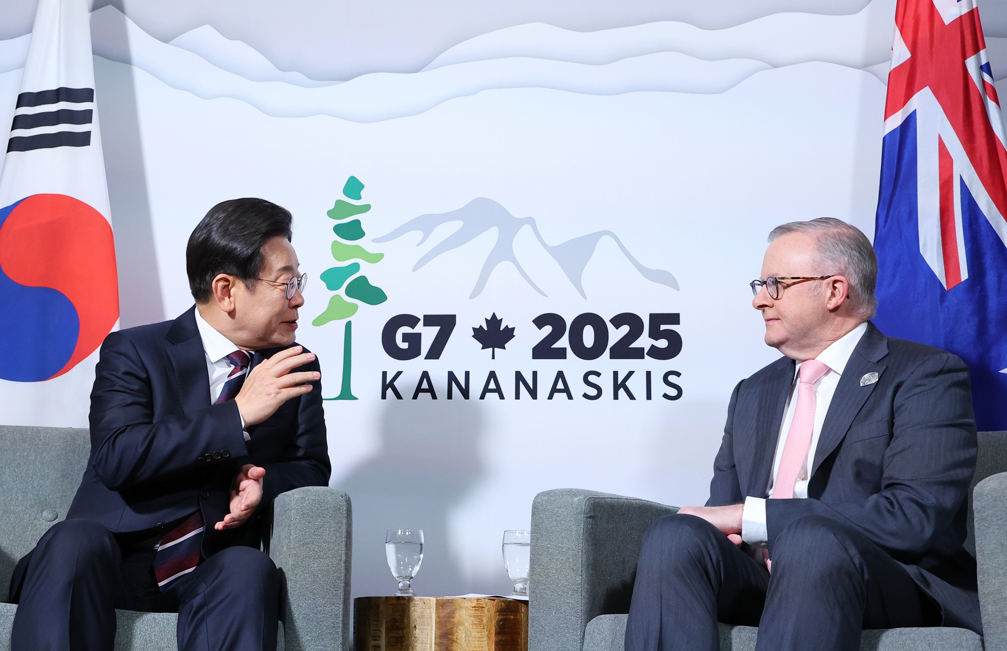 President Lee Jae-myung (left) and Australian Prime Minister Anthony Albanese on June 16 hold a summit at a hotel in Calgary, Canada.  