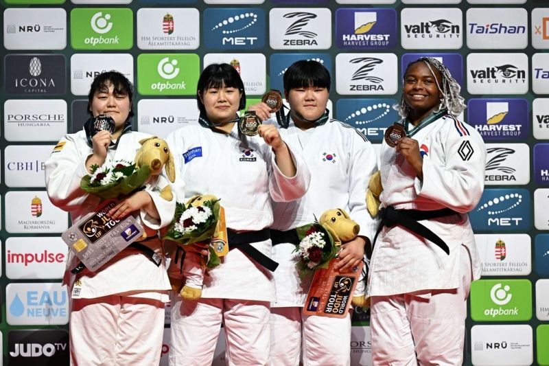 Kim Hayun (second from left) on June 19 poses for photos after winning the women's heavyweight title at the World Judo Championships in Budapest, Hungary. (International Judo Federation's official website)  