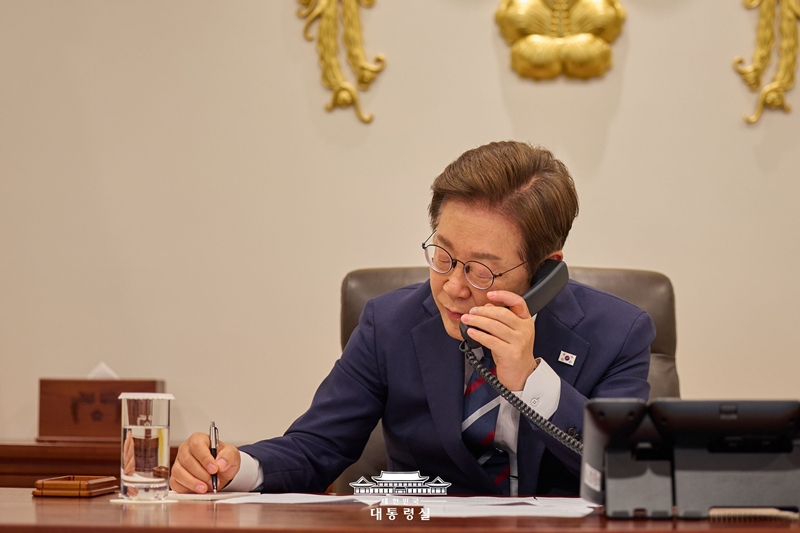 President Lee Jae Myung on June 23 held a separate phone talks with Malaysian Prime Minister Anwar Ibrahim and Indonesian President Prabowo Subianto on raising strategic bilateral cooperation. (Office of the President)