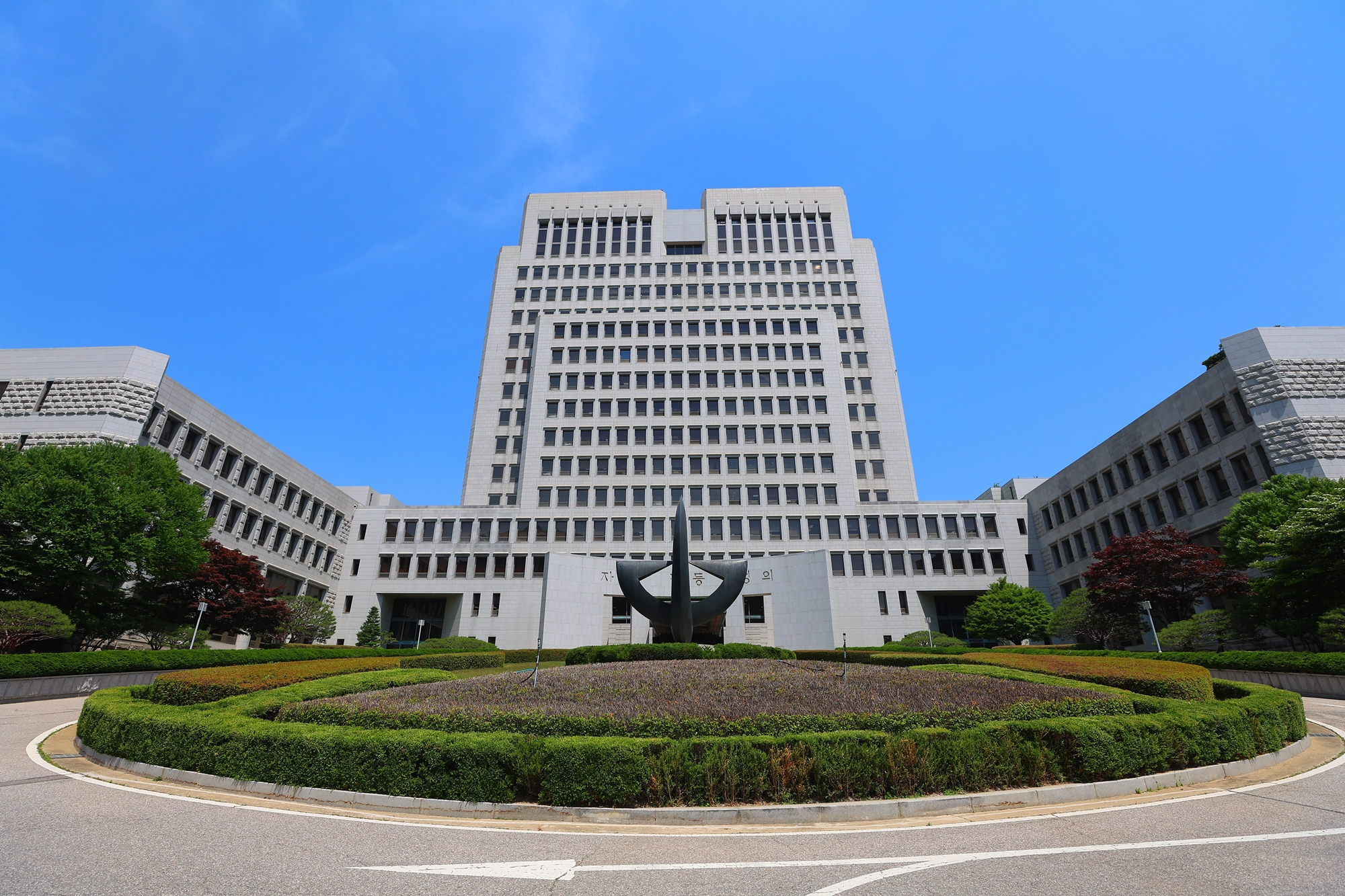 The Supreme Court on June 24 said a child born to one Korean and one foreign parent can have registered a given name (excluding the surname) that exceeds five letters. (Yonhap News)