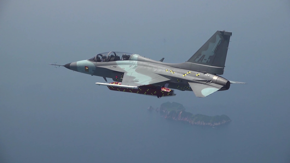 The domestically developed multipurpose fighter jet FA-50 carries a long-range air-to-surface missile on a test flight. (Defense Acquisition Program Administration)