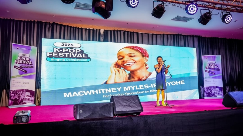 MacWhithney performing the song “Yeoreobun” by Ailee