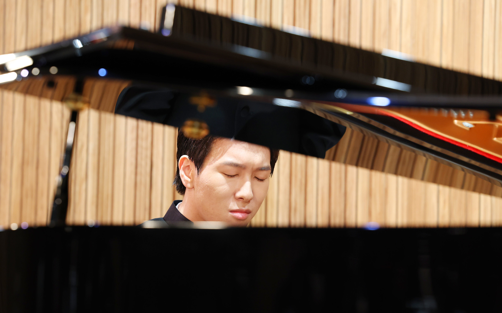 Pianist Kim Sehyun on June 26 at Circle Hall of Sejong Center for the Performing Arts in Seoul's Jongno-gu District plays three songs by Gabriel Faure and Charles Trenet at his first news conference since his three-award haul at this year's Long-Thibaud International Competition in Paris. 
