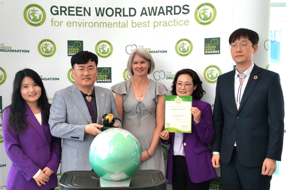 Officials from Sinan-gun County, Jeollanam-do Province, on May 12 take a photo after the county received the gold prize at the Green World Awards in Auckland, New Zealand.