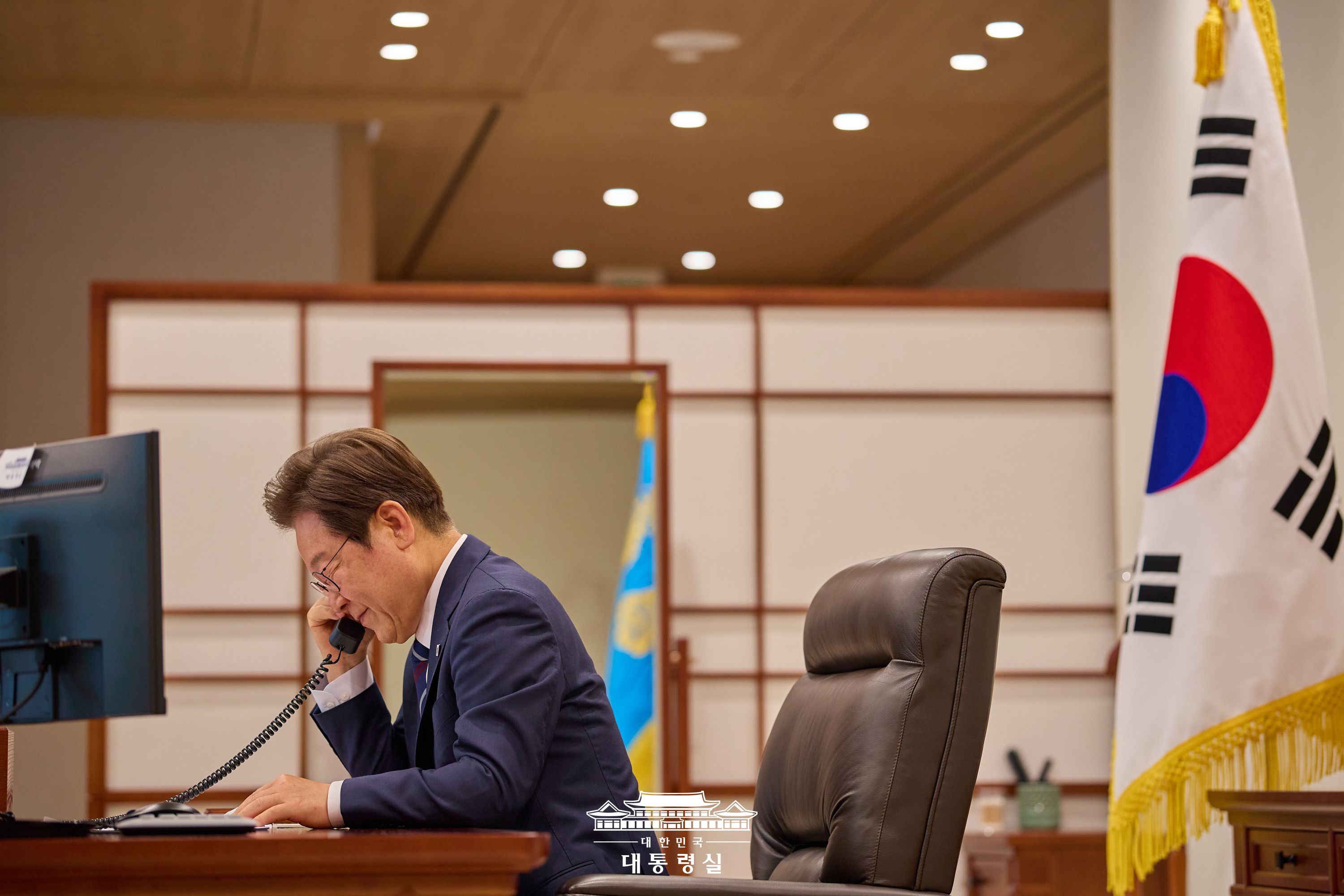 President Lee Jae Myung on July 1 holds a phone conversation with United Arab Emirates President Mohamed bin Zayed Al Nahyan at the Office of the President in Seoul's Yongsan-gu District. (Office of the President)