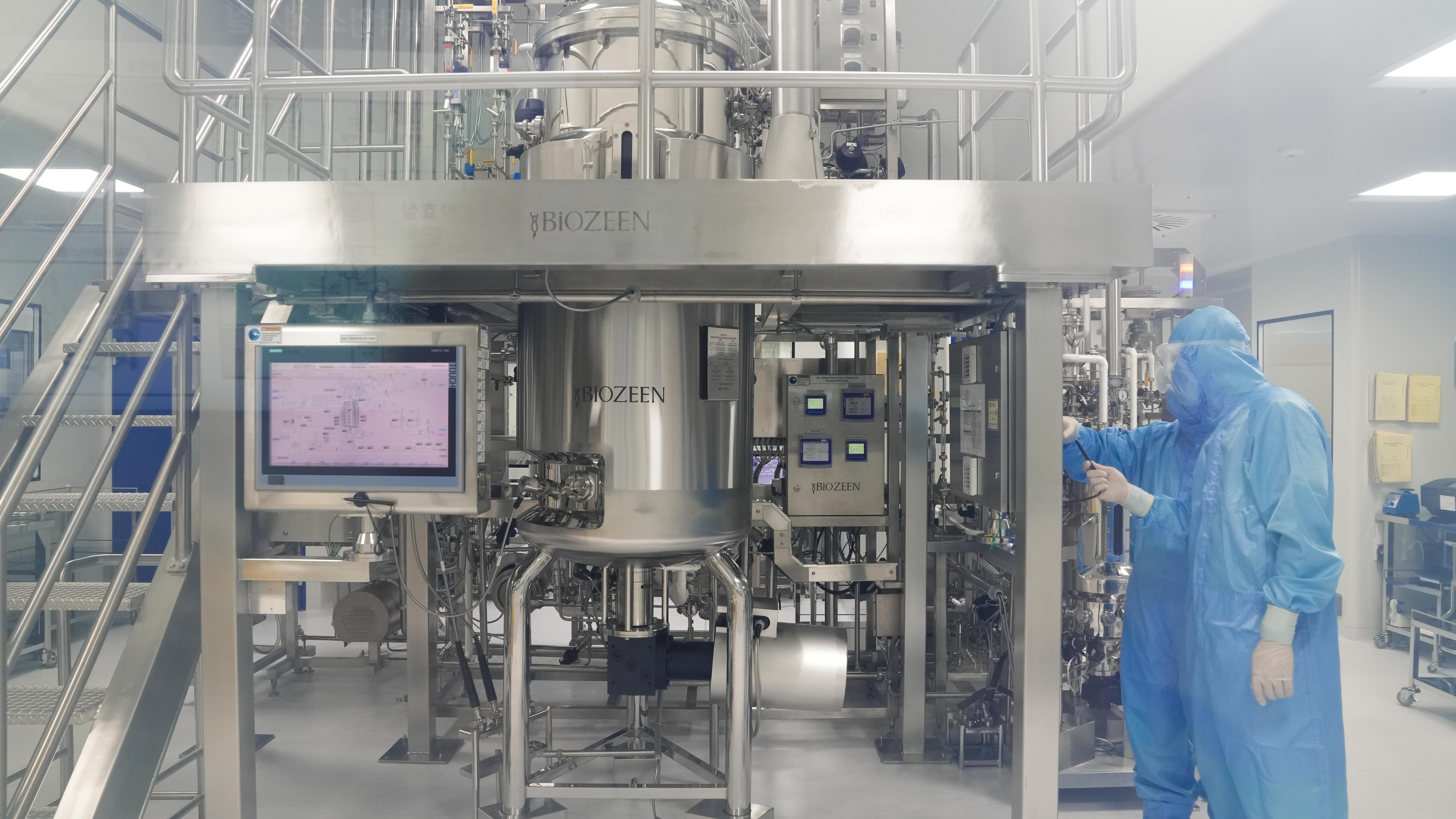 This is the fermentation room at the raw material factory for the anthrax vaccine at GC Biopharm's plant in Hwasun-gun County, Jeollanam-do Province.