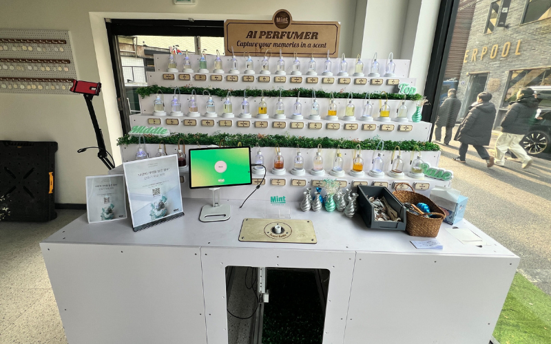 This scent blending machine customizes perfumes by analyzing people through the use of AI. (Geekble 2025)