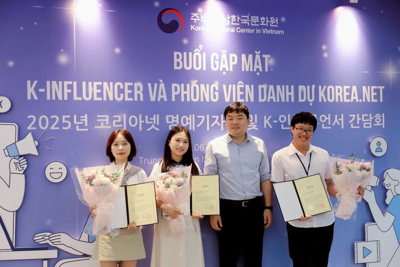 The director of the KCC presenting certificates to three outstanding honorary reporters, recognizing their dedication and contributions (Korean Cultural Center)