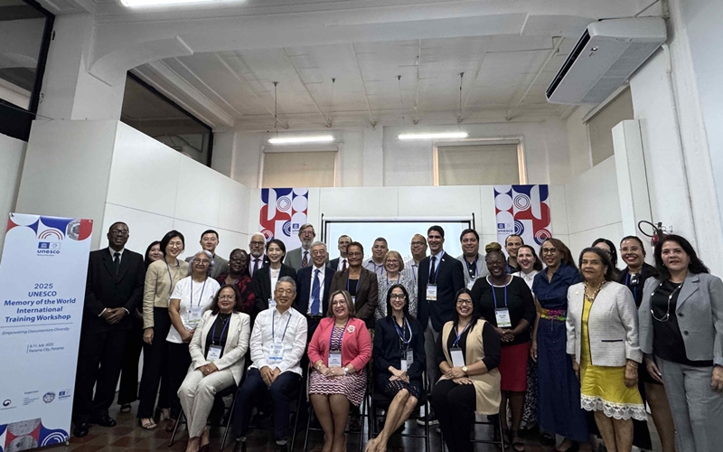 Attendees at an international training workshop of the UNESCO Memory of the World on July 8 take a group photo in Panama City, Panama. (Korea Heritage Service)