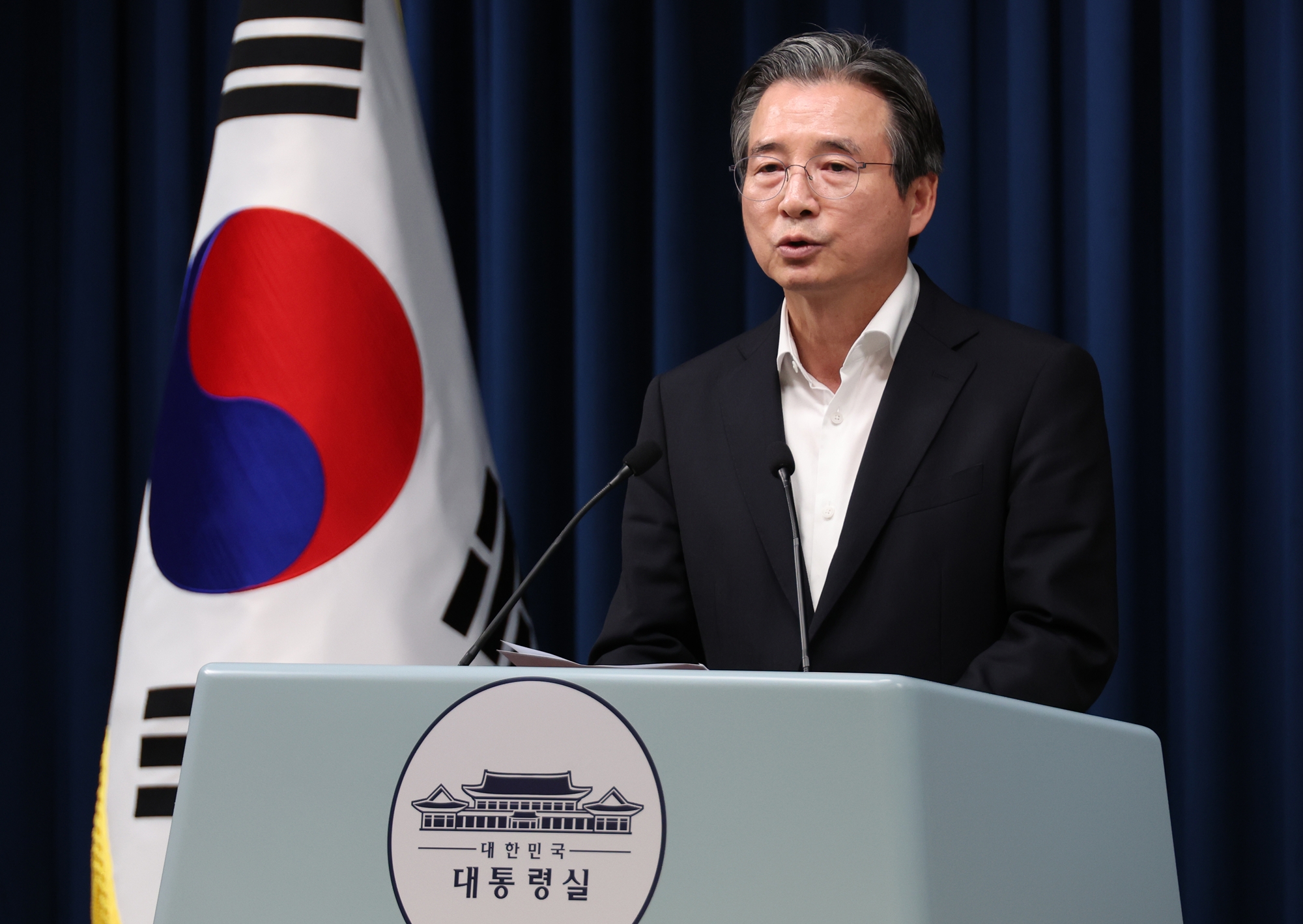 Chief Presidential Policy Secretary Kim Yong-beom on July 10 gives a briefing on the proposed launch of industrial complexes using 100% renewable energy at the news conference room of the Office of the President in Seoul's Yongsan-gu District. (Yonhap News)  