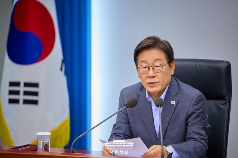 President Lee Jae Myung on July 14 announced the start of the deployment of special envoys to the European Union, France, the U.K. and India in that order. He is shown speaking on July 10 at the third meeting of his senior secretaries and aides at the Office of the President in Seoul's Yongsan-gu District. (Office of the President)