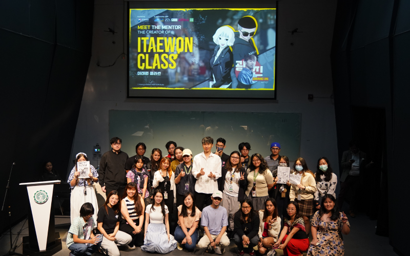 Attendees pose with Cho Gwang-jin for a group photo after the workshop. (KCC Philippines)