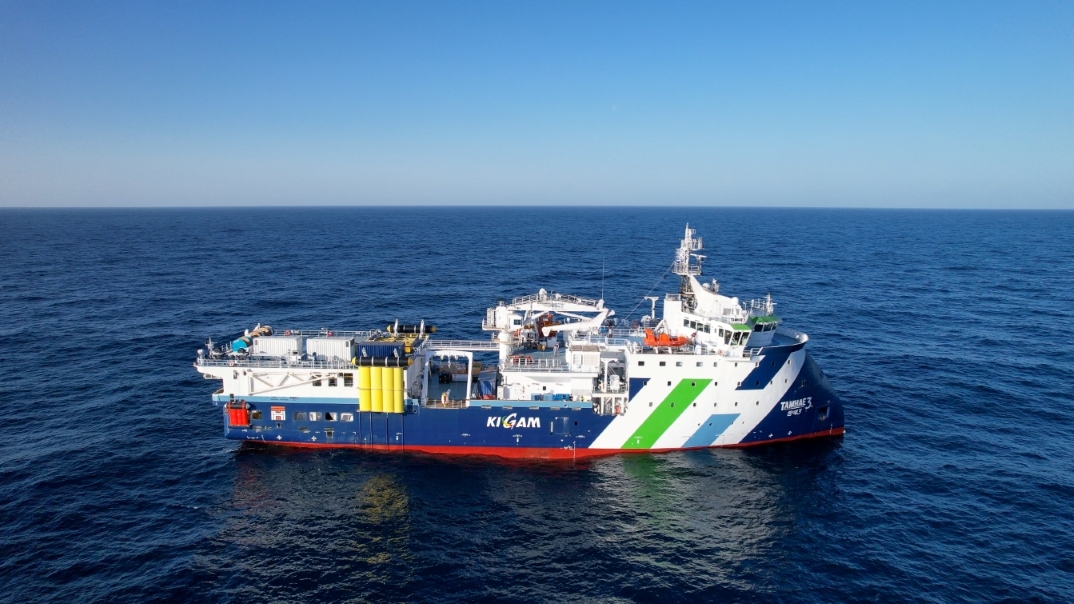 The exploration and research vessel Tamhae III on July 14 left the port of Jinhae in Changwon, Gyeongsangnam-do Province, and headed toward the open waters of the Western Pacific Ocean to look for rare earth elements under the sea. (Korea Institute of Geoscience and Mineral Resources)  