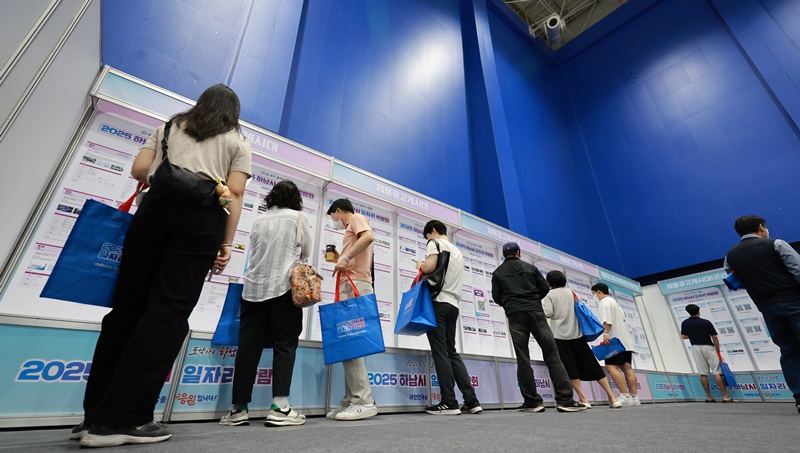 Jobseekers on July 11 look at bulletin boards at a job fair in Hanam, Gyeonggi-do Province. (Yonhap News)