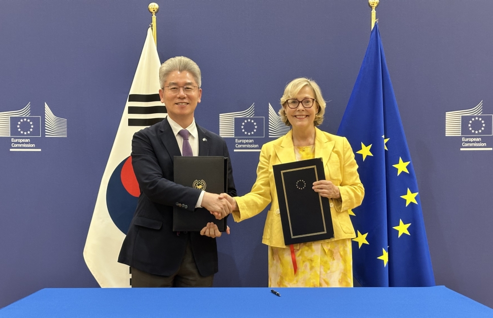 Ambassador to Belgium and the European Union Ryu Jeonghyun (left) and Signe Ratso, deputy director-general of the European Commission's Directorate-General for Research and Innovation, on July 17 pose for a photo in Brussels after signing and exchanging protocols on Korea's entry into Horizon Europe as an associate member state. (Yonhap News)  