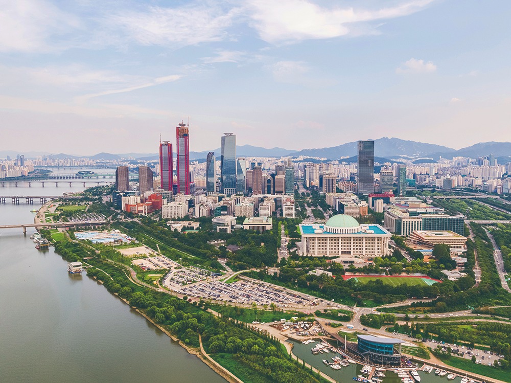 The country's combined net assets rose 5.3% last year to KRW 24,105 trillion. Shown is the financial district of Yeouido in Seoul's Yeongdeungpo-gu District. (Seoul Metropolitan Government) 