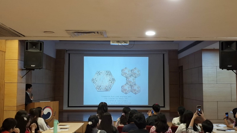 History and traditions of Hanok being presented to the audience.
