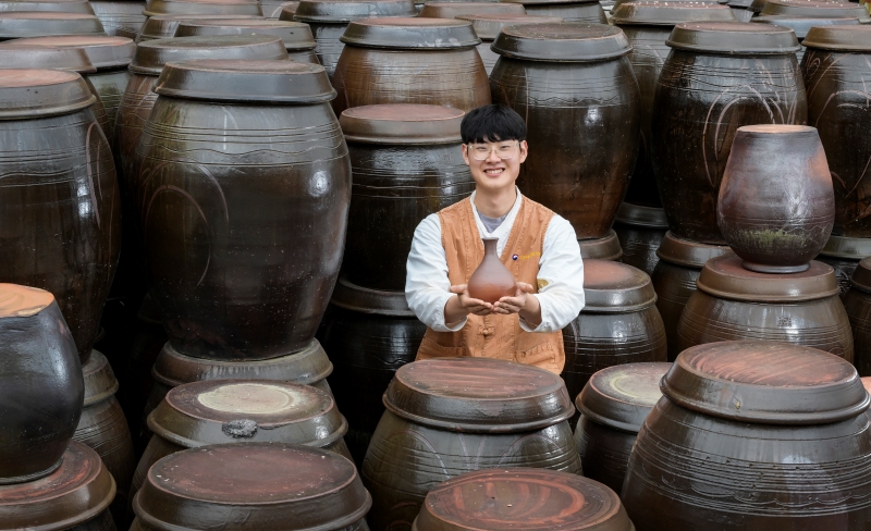 Kim Hee-geon with Onggi jars in the background. 