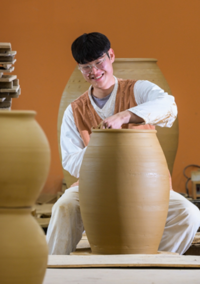 Kim working on a process of creating an Onggi jar. (Heegeon Kim) 