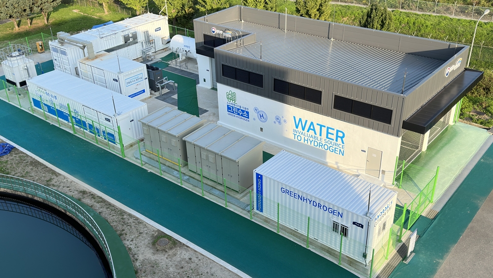 The Ministry of Environment and the Korea Water Resources Corp. on July 22 announced the launch of the supply of green hydrogen produced from hydroelectric energy to charging stations nationwide. Shown is the green hydrogen facility at Seongnam Water Purification Plant in Seongnam, Gyeonggi-do Province. (Ministry of Environment)  