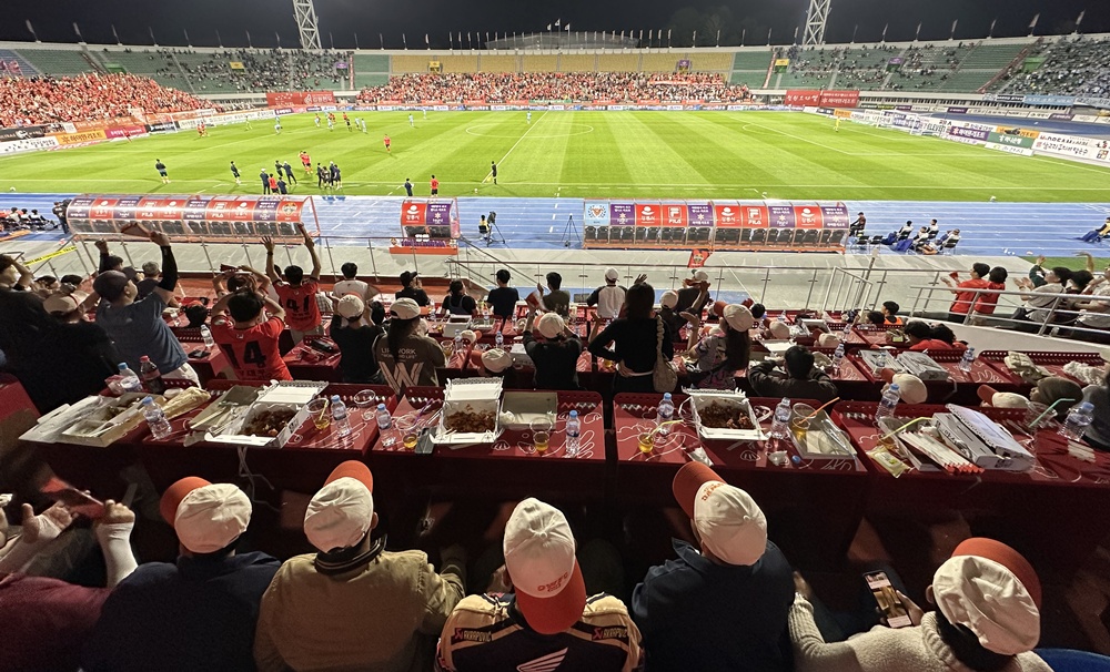 Gangneung, Gangwon-do Province, offers programs to help foreign seasonal workers settle in the region like this one for attending a home game of the pro soccer team Gangwon FC. (Gangneung City Hall) 