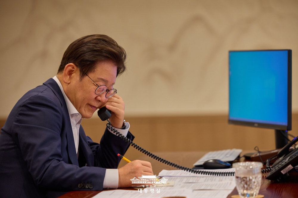 President Lee Jae Myung on July 23 holds a phone conversation with Kazakh President Kassym-Jomart Tokayev at the Office of the President in Seoul. (Office of the President)  