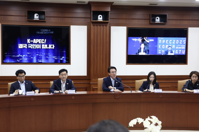 Prime Minister Kim Min-seok (center) on July 23 chairs a meeting on comprehensive review of the preparation for the APEC Summit at Government Complex-Seoul in the capital's Jongno-gu District. (Office for Government Policy Coordination-Prime Minister's Secretariat)
