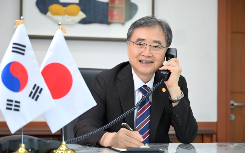 ﻿Minister of Foreign Affairs Cho Hyun on July 24 speaks on the phone with his Japanese counterpart Takeshi Iwaya at the Ministry of Foreign Affairs in Seoul's Jongno-gu District. (Ministry of Foreign Affairs)