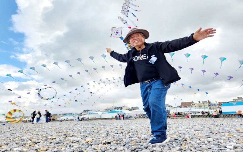 Professor Song Kwang-woo with his train kite.