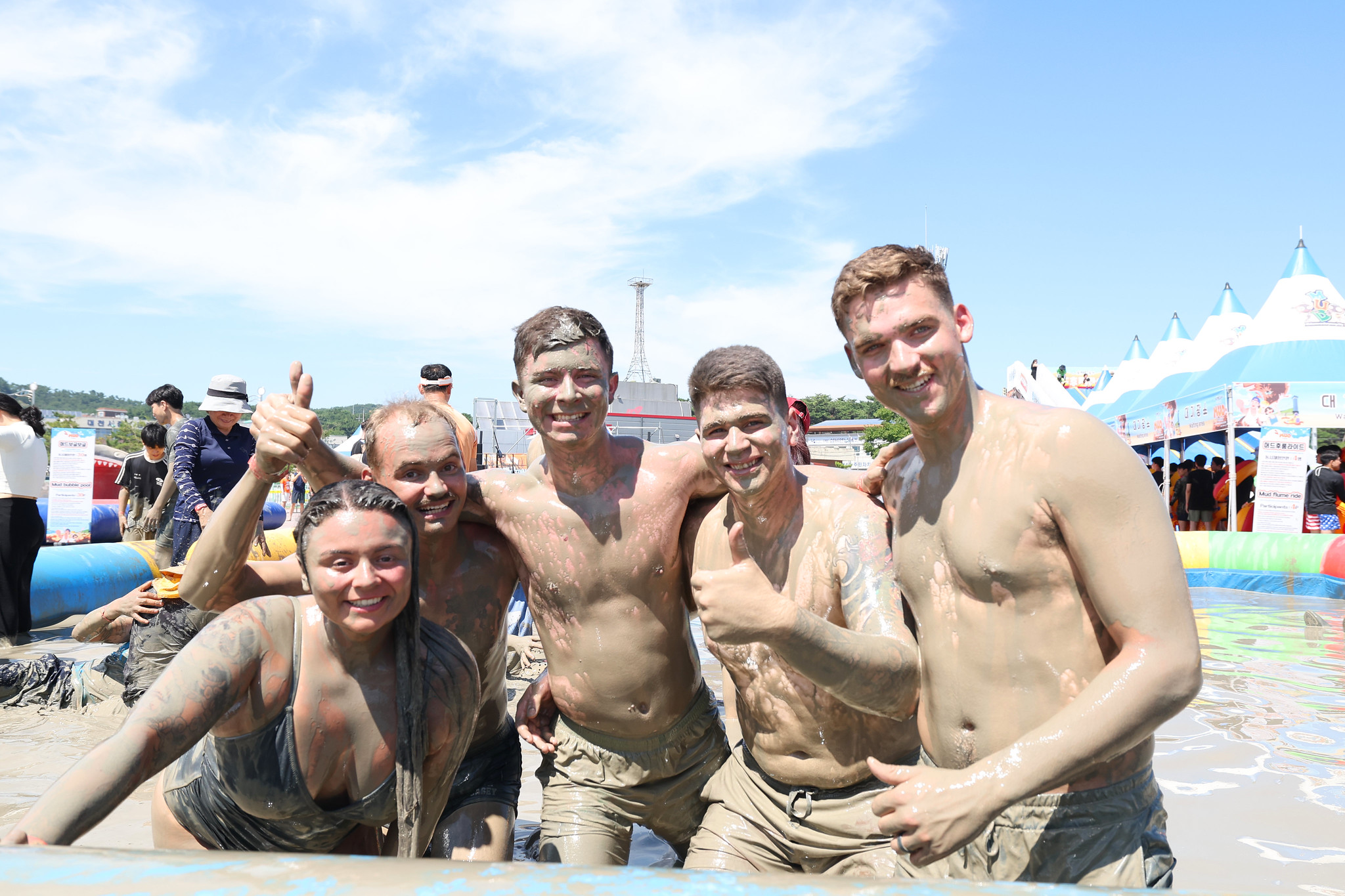 The number of foreign residents in the country last month set a record-high 2.73 million. Shown are foreign visitors at Daecheon Beach on July 25 on the opening day of the Boryeong Mud Festival in Boryeong, Chungcheongnam-do Province.