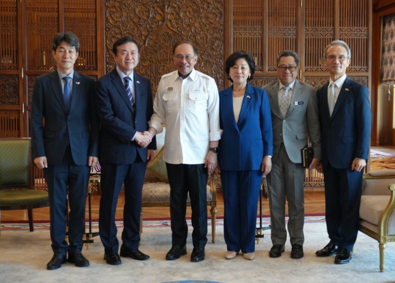 President Lee Jae-myung's special envoy delegation to Malaysia, led by former Minister of Oceans and Fisheries Kim Young-choon, from July 23 to 24 visited Kuala Lumpur, Malaysia. The photo shows delegation head Kim Young-choon (second from left) on July 23 shaking hands with Malaysian Prime Minister Anwar Ibrahim (third from left) in Kuala Lumpur. (Ministry of Foreign Affairs) 