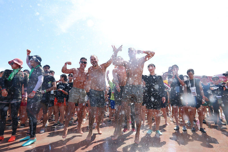 Even the scorching sun cannot stop tourists from all over the world from cheering and having fun together. 