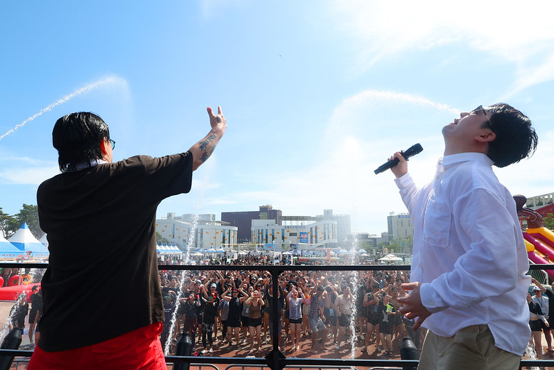 A permanent stage at the Regular Zone hosts several times a day the event 