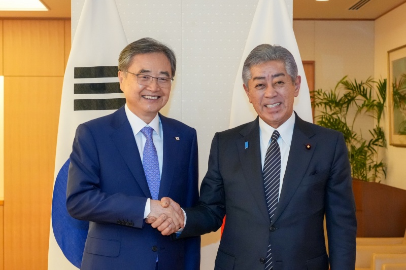 Minister of Foreign Affairs Cho Hyun (left) on July 29 shakes hands with Japanese counterpart Takeshi Iwaya in their first bilateral talks in Tokyo. (Ministry of Foreign Affairs)