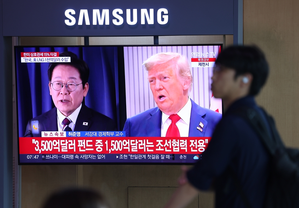 A TV screen on July 31 at a waiting room of Seoul Station shows news on the bilateral tariff agreement with the U.S. on the day the accord was concluded. (Yonhap News)