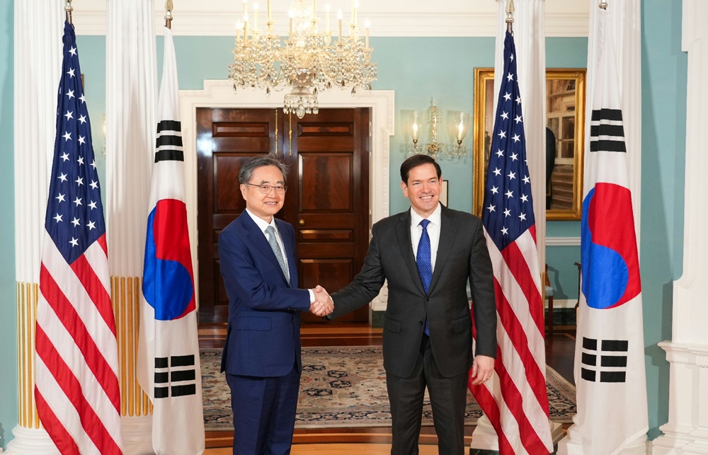  Minister of Foreign Affairs Cho Hyun (left) on July 31 shakes hands with U.S. Secretary of State Marco Rubio at the U.S. State Department compound in Washington. (Minister of Foreign Affairs)  