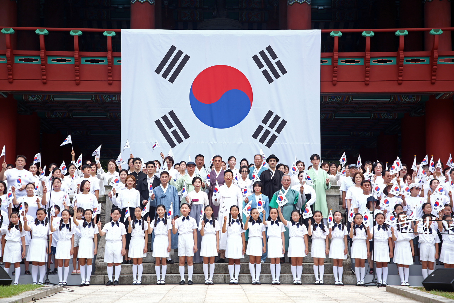 The Seoul Metropolitan Government on July 31 announced its hosting of culture and arts events across the capital to mark the 80th Liberation Day (Aug. 15). Shown is a bell-ringing ceremony on Aug. 15 last year. (Seoul Metropolitan Government)  