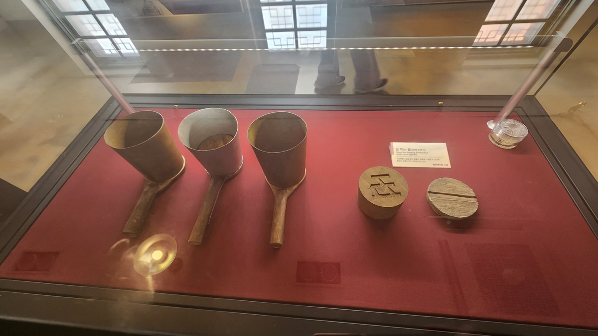 On the left are cups for putting rice inside and on the right are plates to be put within the cups. The thinner the plate, the more rice could enter the cup, and portion size was determined by the severity of an inmate's crime.