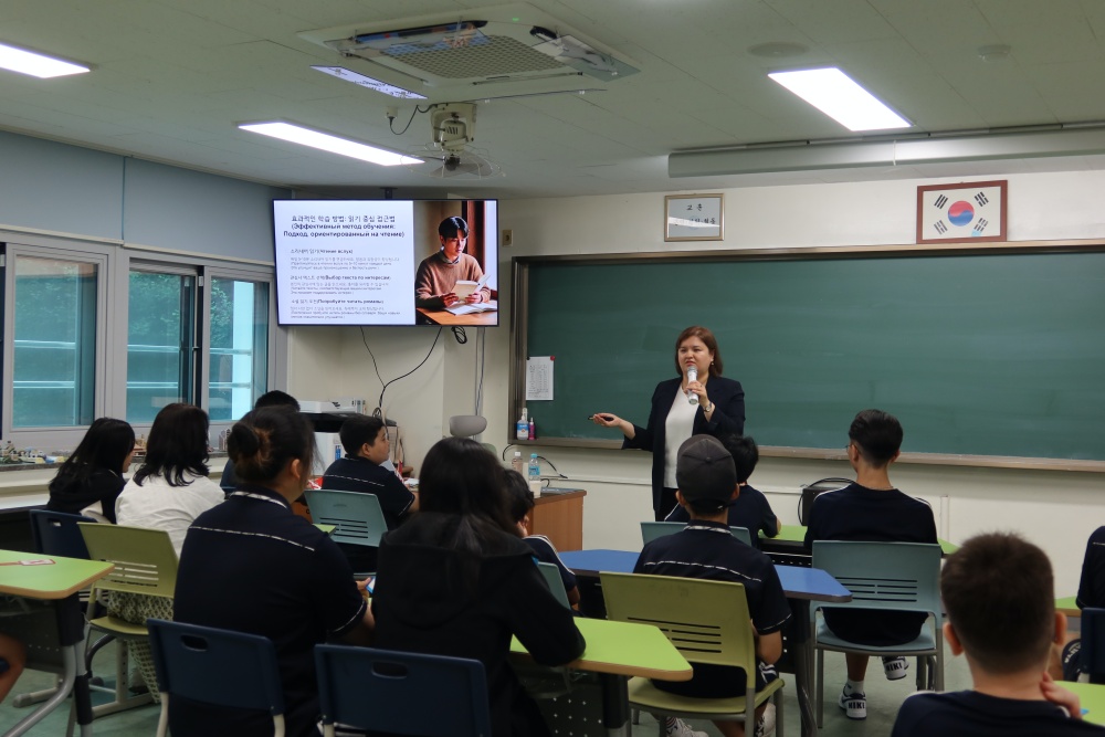 Uzbek expat and mentor Luiza Zoirovna Sakhabutdinova on July 16 discusses the need to study Korean at a classroom of Gonjiam Middle School in Gwangju, Gyeonggi-do Province. (Charles Audouin)