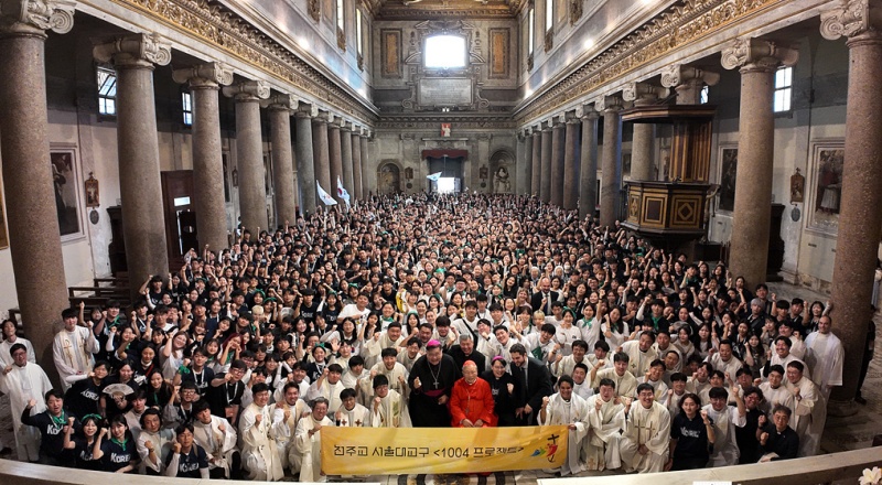 ▲ 2027년 서울 세계청년대회(World Youth Day)의 구체적인 일정이 공식 발표됐다. 사진은 2025년 7월 31일 ‘젊은이의 희년’을 맞아 로마로 파견된 ‘1004 프로젝트’ 순례단이 이탈리아 로마 성 크리소고노 성당에서 미사를 마친 뒤 염수정 추기경과 함께 기념촬영을 하고 있는 모습. 천주교 서울대교구