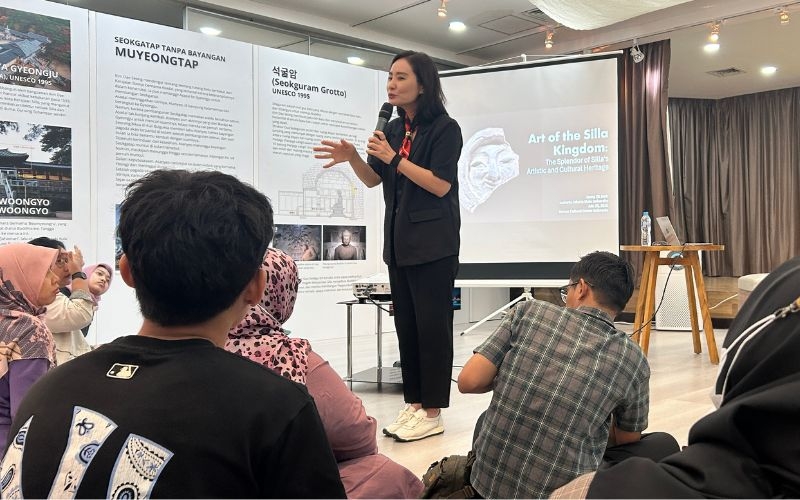 Dr. Jeong Ok-jeon delivers a lecture titled “Art of the Silla Kingdom: The Splendor of Silla’s Artistic and Cultural Heritage” on July 28 at the KCC Indonesia, showcasing the rich history and craftsmanship of Korea’s Silla dynasty. (Hanum Nur Aprilia)