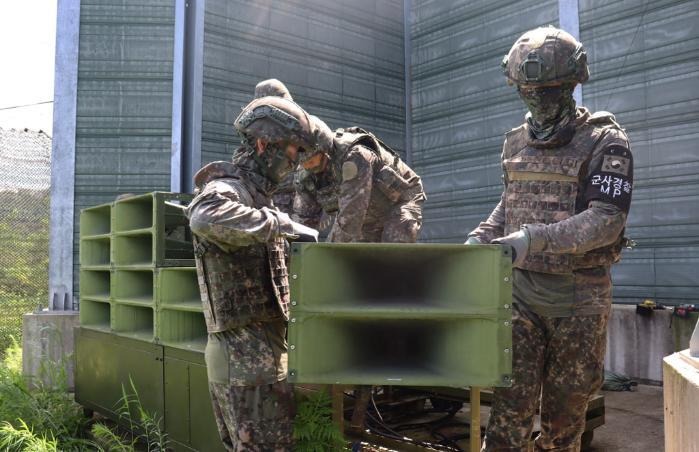 The military on Aug. 4 began to remove propaganda speakers aimed toward North Korea. Shown are soldiers clearing loudspeakers in the border area. (Ministry of National Defense)  