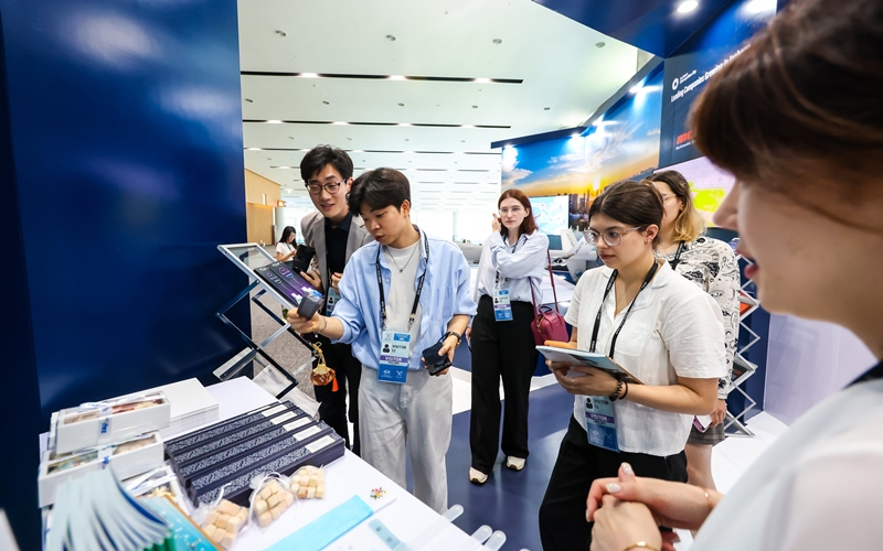 Korea.net Honorary Reporters on Aug. 5 listen to a presentation at an exhibition booth featuring the city Incheon at the third APEC Senior Officials' Meeting and Related Meetings at the convention facility Songdo Convensia in Incheon's Yeonsu-gu District. (APEC 2025's official Flickr)