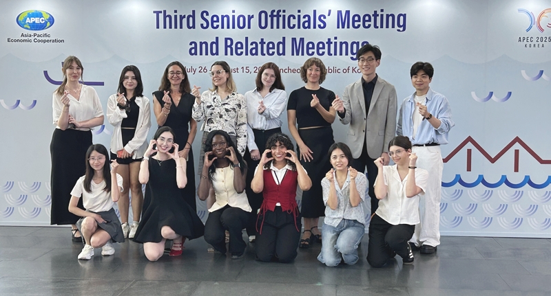 Korea.net Honorary Reporters on Aug. 5 take a group photo at the third APEC Senior Officials' Meeting and Related Meetings at the convention facility Songdo Convensia in Incheon's Yeonsu-gu District. (Margareth Theresia)