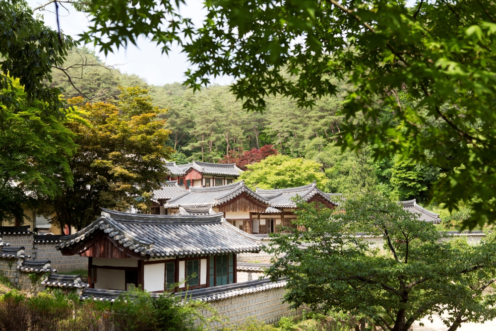 ﻿The Ministry of Culture, Sports and Tourism, in collaboration with the Korea Tourism Organization, will host from Aug. 20 the Accommodation Sale Festa for the second half of the year to boost demand for domestic tourism. Shown is Andong, Gyeongsangbuk-do Province, which was hit hard by wildfires in March. (iClickArt) *Unauthorized reproduction and redistribution of the above photo is prohibited under copyright law.