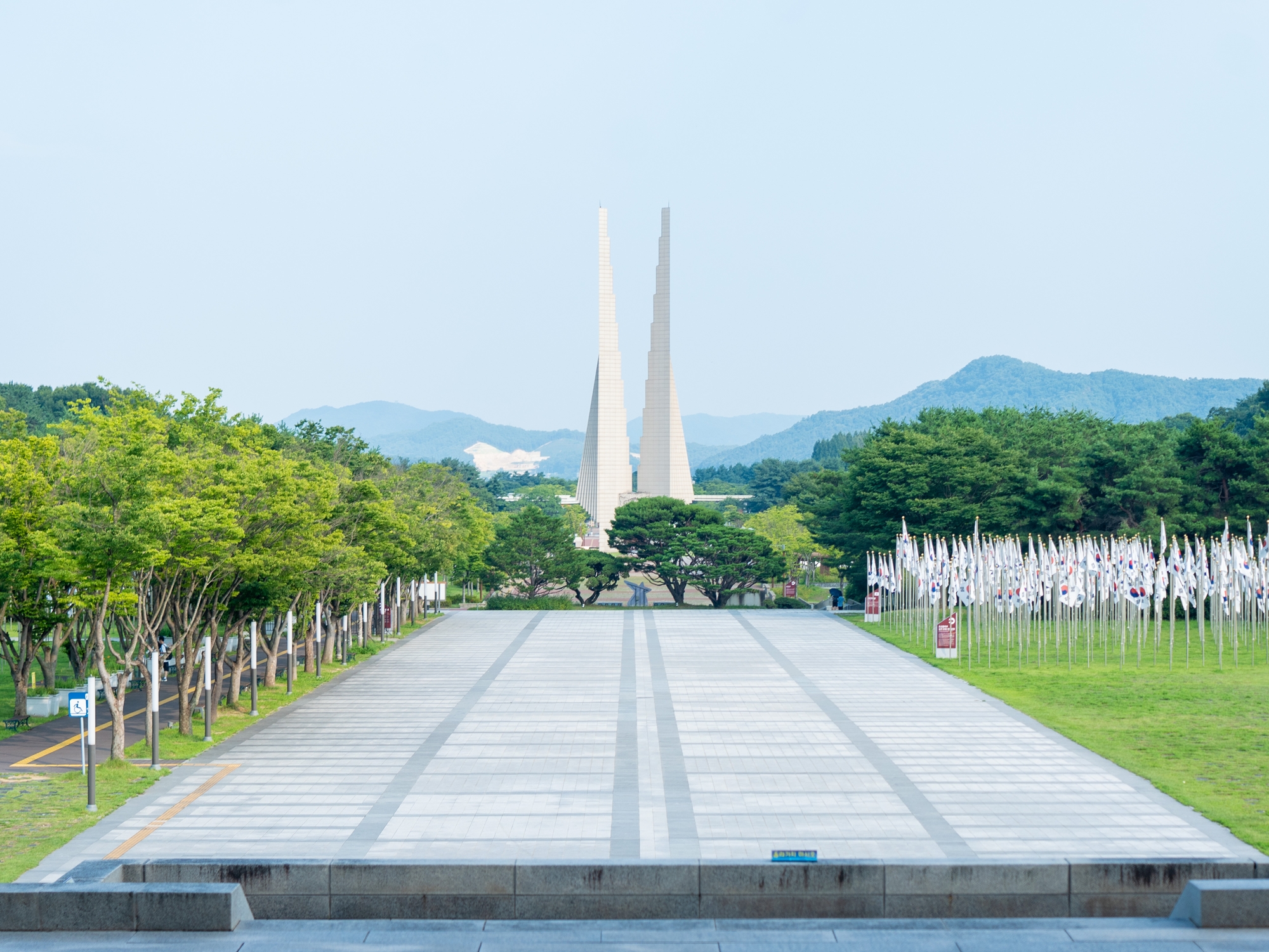 This 51 m-tall tower at the Independence Hall of Korea in Cheonan, Chungcheongnam-do Province, symbolizes the nation's eternal spirit and commitment to independence and self-reliance. (Ministry of Culture, Sports and Tourism)