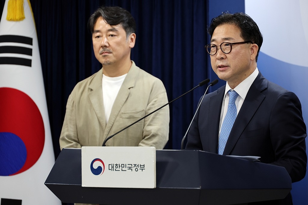 Kim Han-soo (right), director general for protocol and state council at the Ministry of the Interior and Safety, on Aug. 13 gives a briefing at Government Complex-Seoul in Seoul's Jongno-gu District on the Aug. 15 celebration to mark the 80th anniversary of liberation and the 