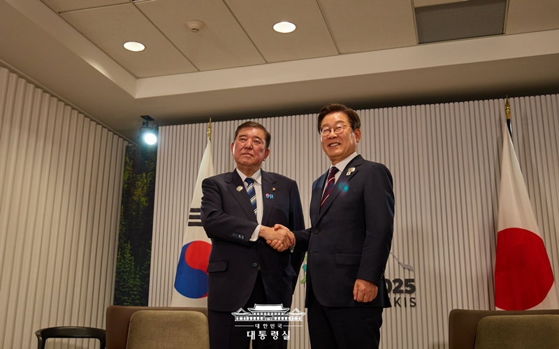 President Lee Jae Myung (right) on June 17 shakes hands with Japanese Prime Minister Shigeru Ishiba at the Group of Seven Summit in Kananaskis, a district in Canada's Alberta province. (Office of the President)  