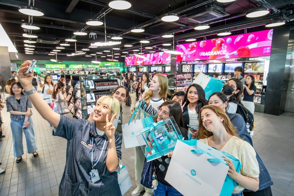 Credit and cash cards issued abroad are being used more at businesses such as instant photo studios, nail salons and coin-operated noraebang (karaoke rooms), domestic media including Yonhap News reported on Aug. 19. Shown are foreign visitors in June last year taking a group selfie in front of the Myeong-dong branch of Olive Young, a health and beauty franchise, in Seoul's Jung-gu District. (CJ Olive Young)