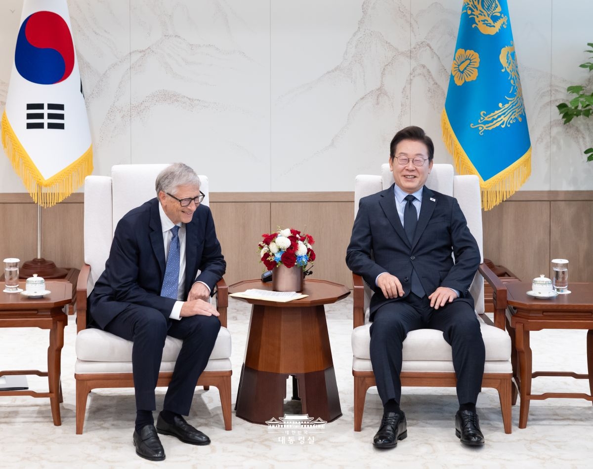 President Lee Jae Myung in an exclusive interview with the Japanese daily Yomiuri Shimbun released on Aug. 21 said bilateral agreements with Japan on Korean victims of sexual slavery and forced labor are pledges between countries that should not be rescinded. Shown is President Lee (right) on the same day in a meeting with Bill Gates, founder of Microsoft and now chairman of the Bill Gates Foundation, at the Office of the President in Seoul. (Office of the President)